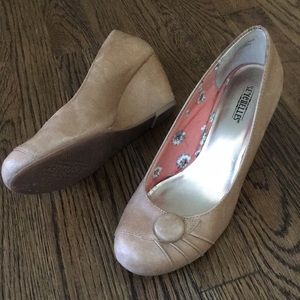 Seychelles Rowdy brown leather button wedges